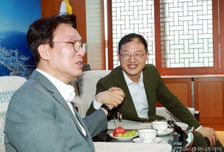 "동지의 정 그리웠는데…" 손 꽉 잡은 김민석·김상욱, 어떤 대화 나눴나