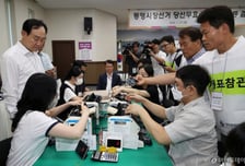 통영시장 재검표 '44표→38표차'…전한길도 참관했지만 이변 없었다