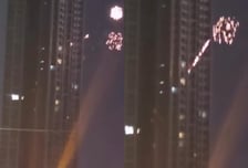 "야호" 외치며 고층서 폭죽 '펑펑'…창원 오피스텔서 벌어진 일
