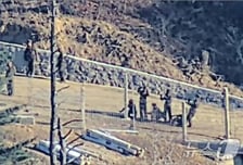 "상납 문화에 질렸다"...직접 지뢰 해체하며 철책 넘은 북한군