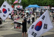 잠실 개표소서 취재진 폭행…시위자 2명 구속심사 출석