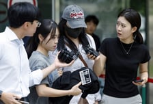 잠실 개표소서 JTBC 취재진 폭행…30대·20대 구속 기각