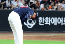 [포토]  문현빈 타구 정강이에 맞은 박세웅
