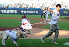 [포토] '토백아 수고했다!' 삼성-기아전 시구나선 구조견 토백이와 김철현 소방관