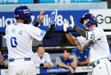 [포토] '야구 안끝났다!' 6회말 성영탁 상대로 투런홈런 뽑아낸 이재현