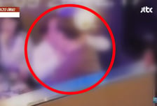 술안주로 뽀뽀…여직원 손·어깨 만진 체육단체장, 목격자는 '해고'