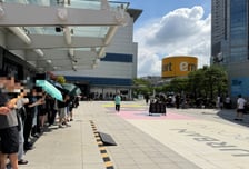 "카드 사려고 밤새 기다렸어요" …2030 사로잡은 '포켓몬 투자'