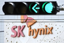 SK하이닉스 주가 반토막에도..."470만원 간다" 한투 목표가 상향, 왜?