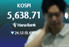 "싸다, 사자" vs "악재 또 악재"…코스피, 5600선서 오르락내리락