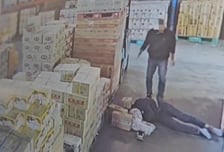 사장이 지게차 흔들어 직원 추락→기절…"이 정도면 살인미수" 고소