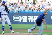 [한번에쓱]그래도 삼성승리를 외치다!  '페덱 앞에서 패대기시구로 체면 구긴 엑소 찬열'