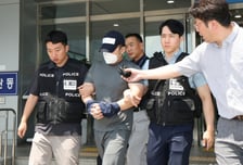 동탄 삼성맨 보증금 32억 '꿀꺽'…해외 도피 검찰수사관 구속송치