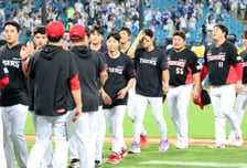 [포토] '삼성전 2승1패 마무리하는' 기아 이범호 감독과 선수들