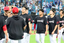 [포토] '승리투수 네일과 하이파이브' 기아 이범호 감독