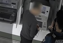 ATM 앞 어르신, 비번 틀리고 '절뚝'...'매의 눈' 경찰, 생명 구했다 [오따뉴]