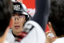 '147㎞ 속구 헤드샷→이틀 연속 출전' 36세 베테랑 투혼에 이강철 감독은 그저 고맙다 "나가지 말라니까 끝까지 한다고..." [수원 현장]