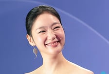 김고은, 청룡시리즈어워즈 대상…"많은 기회 달라" 눈물 소감