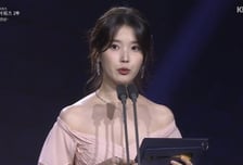 '건강이상' 아이유, 청룡 시상식 등장…활동 중단 열흘 만