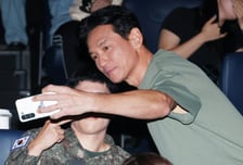 "황정민 스토커?" 팬 신상 털리자...소속사 "사실 아냐, 법적 대응"