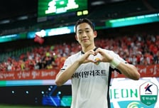 '머리 밀고 마지막 인사' 강원 송준석 입대 전 고별전... 정경호 감독 "아쉽지만 기분 좋게 보내야" [강릉 현장]