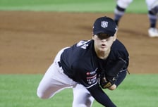 '어깨 부상→2군 강등' 복귀 373일 만의 예비역 승리에 KT 모두가 기뻐했다! 사령탑도 함박웃음 "자기 역할 다했다" [수원 현장]