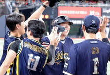 '이틀 연속 한 이닝 7득점' KT, 한화 12-0 완파→6연승 선두 질주! 고영표 7이닝 QS+ 김현수 역대 4번째 4000루타 [수원 현장리뷰]