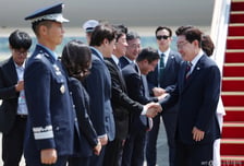 李 대통령, 순방 마치고 귀국·헬기로 이동…곧장 부동산·증시 회의