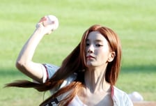 [포토] 권은비, 짜릿한 생애 첫 시구