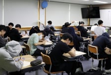 고3 '68% 음주·12% 흡연' 해봤다…학년 오를수록 건강 습관 '빨간불'