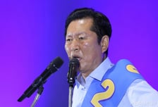 '金 견제' 정청래 "특정 후보 구호 대놓고 현수막…당 조치해주길"