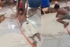 반죽 위에서 맨몸으로 '뒹굴'…인도 식품 공장 위생 논란