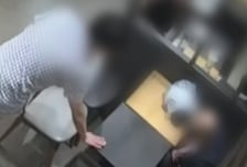 "귀신 쫓는 거야"...무더위에 카페 찾은 할머니, 주문도 없이 담배까지