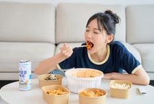 "한 끼 때우기도 힘들어" 과일 못 챙겨 먹는 20대...식생활 점수 '꼴등'