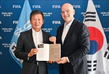 "돈독 오른 FIFA 회장, 독재 더는 못 참겠다... 당장 사퇴하라" 축구계 스캔들 '전 세계 발칵'
