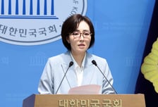 與 "멈추지 않는 日의 독도 영유권 억지 주장…몰역사적 망언"