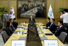 금통위 "금리 한 번 인상으론 부족"…취약차주·반도체 착시는 경계