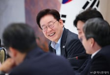 李 대통령 "전 집에 있는 게 휴가…여러분은 마음 편히 다녀오시라"