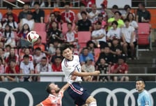 제주에 뜬 뮌헨 철벽! 김민재, 37분 뛰고도 팬들 '大함성'... 뮌헨, '이창민 골' 제주에 2-1 리드 (전반 종료)