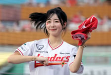 [포토] '야구는 기선제압이 중요하지!' 쓱치 안지현