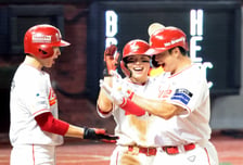SSG '한 이닝 스리런 두개' 7득점→LG '대타쇼'에 6실점, SSG '어쨌든 이겼다'... 김민준 '3연속 QS' 구단 새 역사 [인천 현장리뷰]