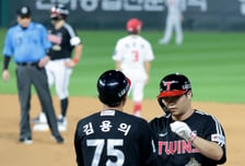 [포토] '이제 한점차다!' 2타점 적시타 문보경