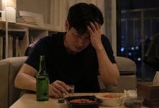 고통 잊으려 찾는 술, '우울증' 위험 키워…"스트레스 조절력 약화"