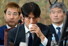 홍명보, 대표팀 감독 선임 논란 첫 소환 조사…'부당 개입' 있었나