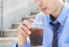 더위 식히려 '아아' 벌컥벌컥 마셨는데…"오히려 탈수" 경고
