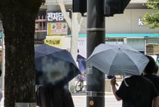 쳐다도 안 보더니..."멋 부리다 죽겠어요" 체면 버린 남성들, '양산' 쓴다