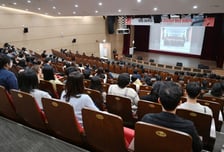 1년에 출근은 35일만…있지도 않은 '안식휴가' 주고도 보고 안한 출연연