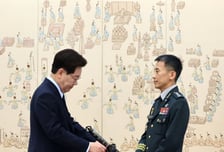 李대통령, '삼정검' 수여식서 "억울하겠지만 軍, 국민신뢰 회복해야"