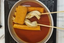 "이게 1만6000원이라고?" 떡·어묵 2개 달랑...워터파크 바가지 논란