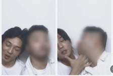 '마약 집유' 유아인, 남자와 볼뽀뽀 포착…"사랑할게" 무슨 관계?