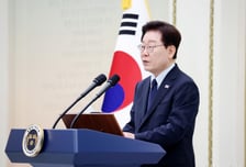 李대통령 지지율 43.3% '최저치'…"세제개편·형소법 개정 논란 여파"